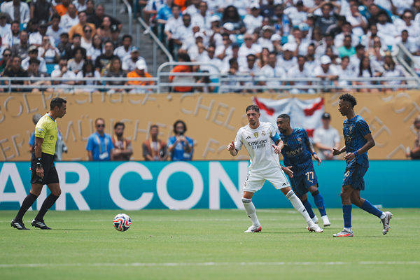 爱游戏中国 -穆古鲁扎回归赛场，爆冷首场状态亮眼，皇家马德里观众沸腾！(穆扎特什么梗)