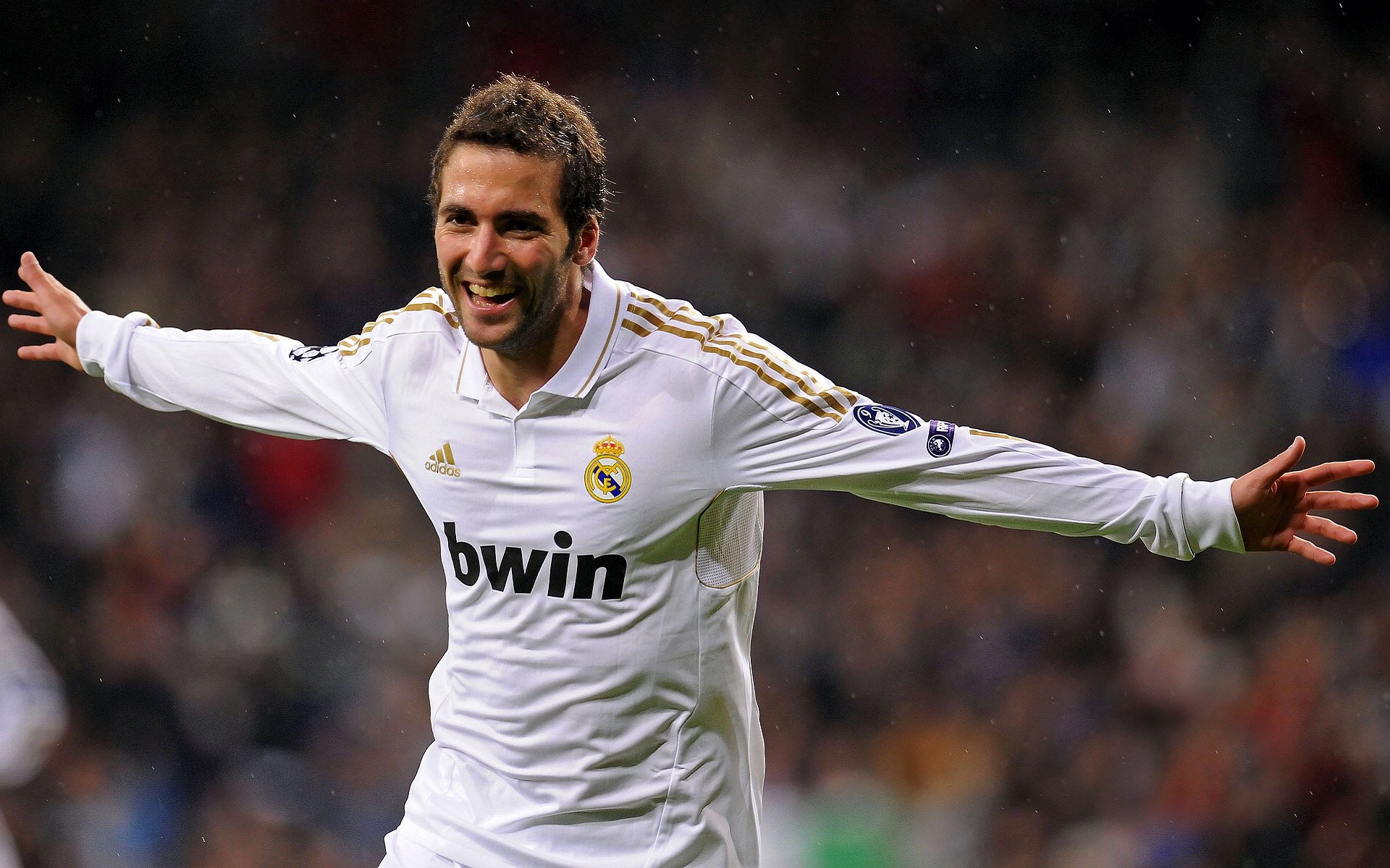 爱游戏电子 -西甲八强战对决在即！国际米兰演练定位球，皇家马德里密集防守应对